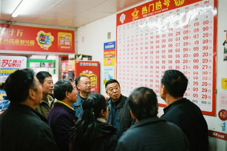 一群人在彩票销售点,聚集在一起讨论热门号码,墙上贴着热门号码列表